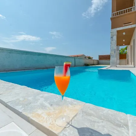 Romantic With A Pool By The Sandy Beach-by Traveler Tourist Agency Krk Id 2187 וילה *